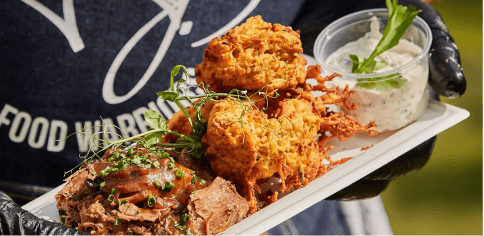 Street food ozdobené čerstvými microgreens